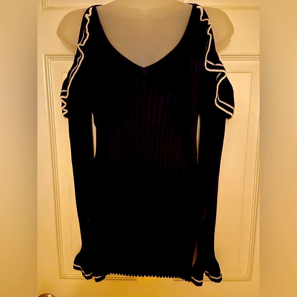 Venus cold shoulder M top ruffles trimmed with white nwot